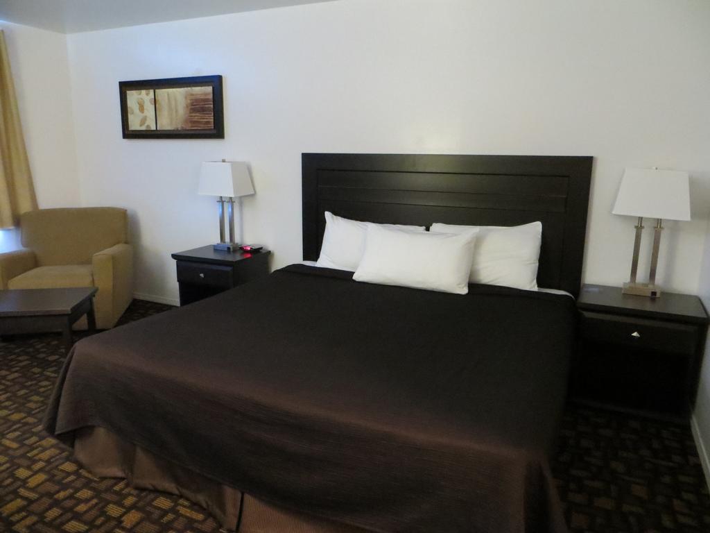 Travelodge By Wyndham Prince Albert Extérieur photo